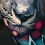 Snow leopard on the shin